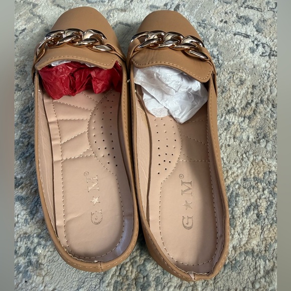 GM Tan Chain Mule Slides Gold Hardware Square Toe Slip On Flats Size 8/39 NEW - Picture 2 of 4